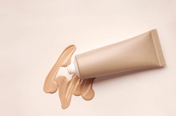 Tinted Moisturizer - istockphoto, Smudged make-up gradient texture palette creamy matte beige concealer foundation CC or BB-cream powder on white isolated background,